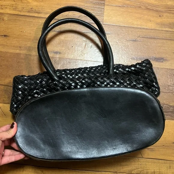 Italian leather woven style black bag size small used & in great conditions - Picture 9 of 11